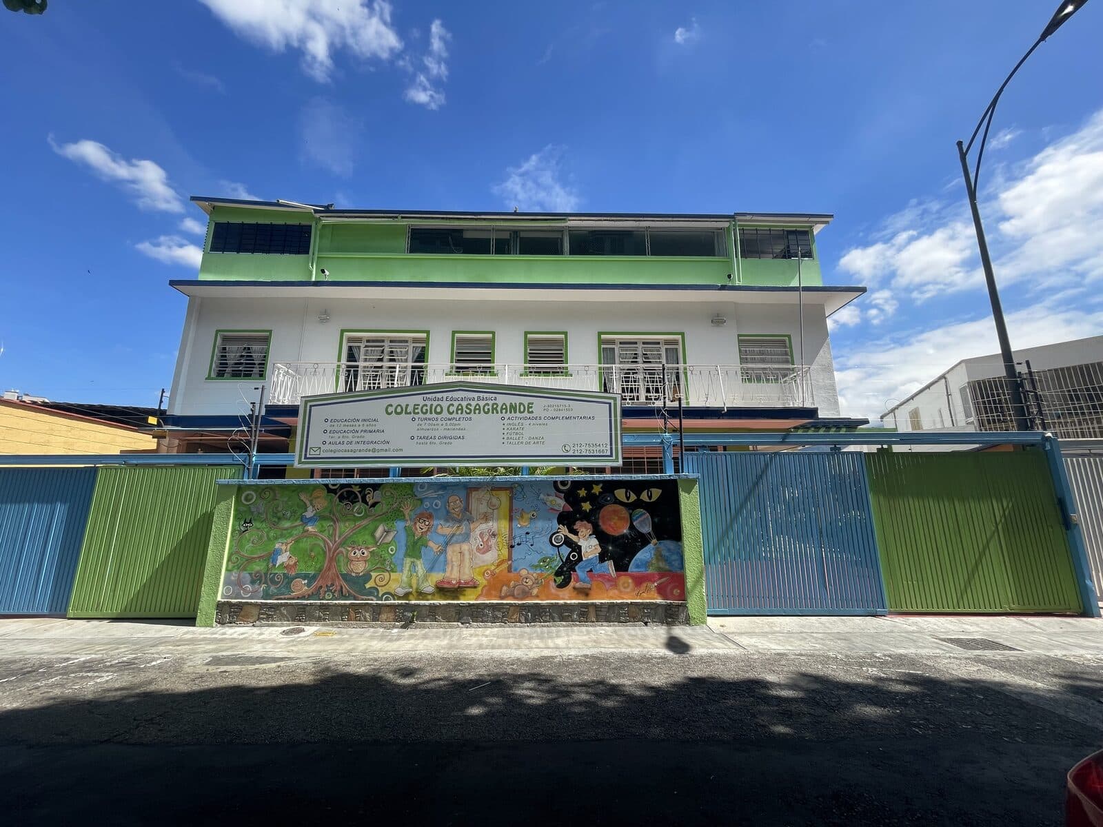 Fachada del Colegio Casagrande en Colinas de Bello Monte, Caracas