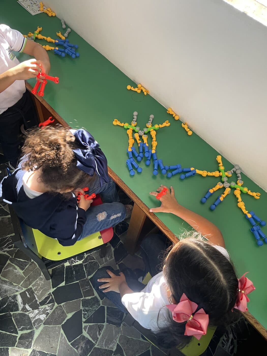 Niños del Colegio Casagrande construyendo con piezas de robótica